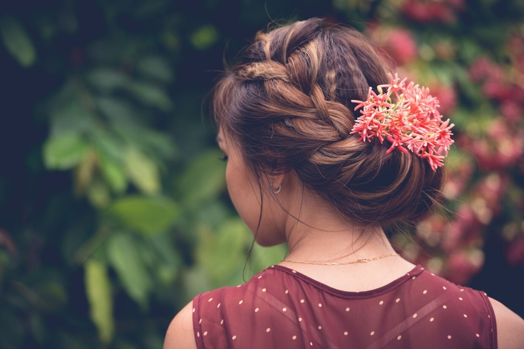 Hairstyles Ideas for High-Necked Dresses